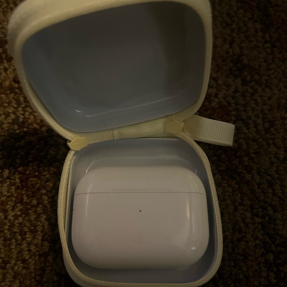 Hello Kitty AirPod case nwt - Picture 2 of 2